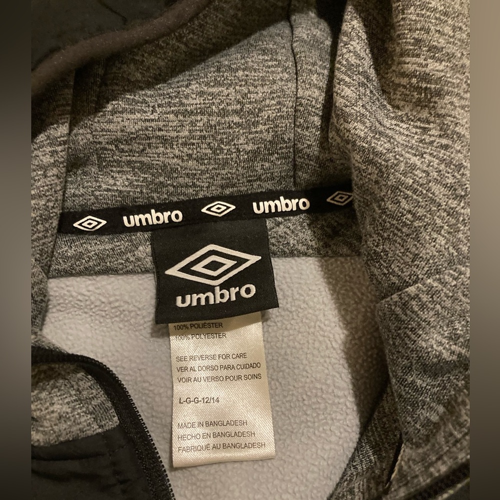 Boys Umbro black and gray jacket - Picture 6 of 9
